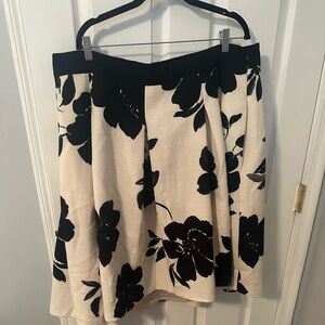 Plus black and white floral skirt